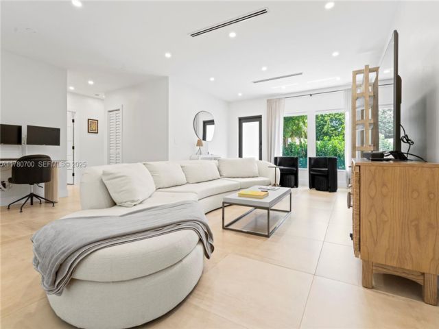  2 BR,  2.00 BTH &nbsp;Other style home in Miami