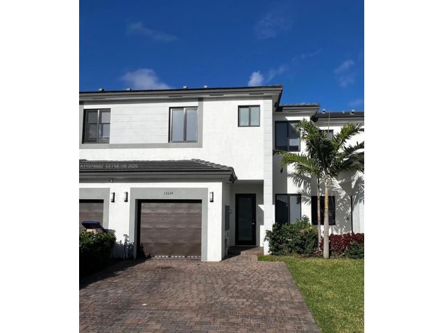  3 BR,  3.50 BTH &nbsp;Townhouse style home in Miami