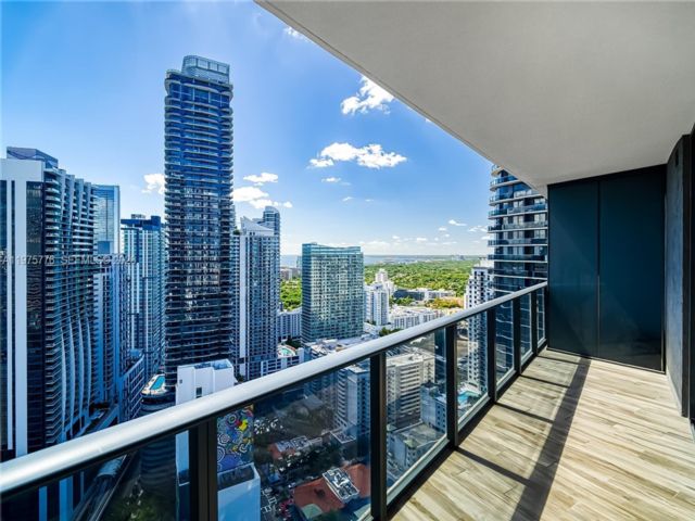  3 BR,  3.00 BTH &nbsp;Condo style home in Miami