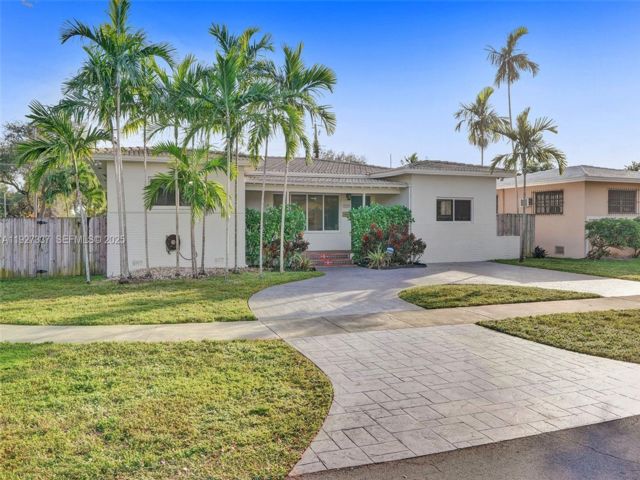  4 BR,  3.50 BTH &nbsp;Other style home in Medley