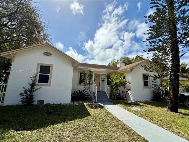  4 BR,  2.00 BTH &nbsp; style home in El Portal