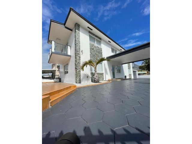  4 BR,  3.00 BTH &nbsp; style home in Miami