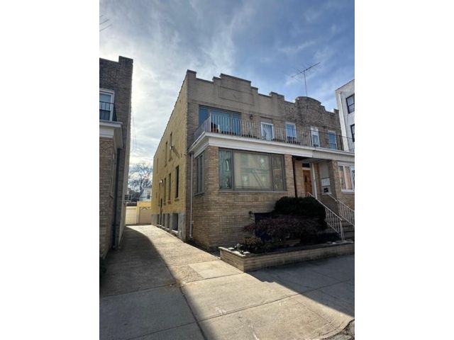 Studio,  0.00 BTH &nbsp;Multi-family style home in Bay Ridge
