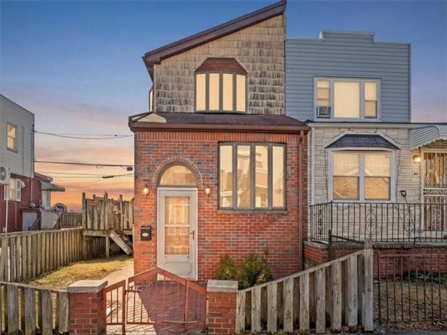  2 BR,  2.00 BTH &nbsp;Single family style home in Gerritsen Beach