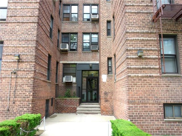  3 BR,  1.00 BTH &nbsp;Co-op style home in Sheepshead Bay