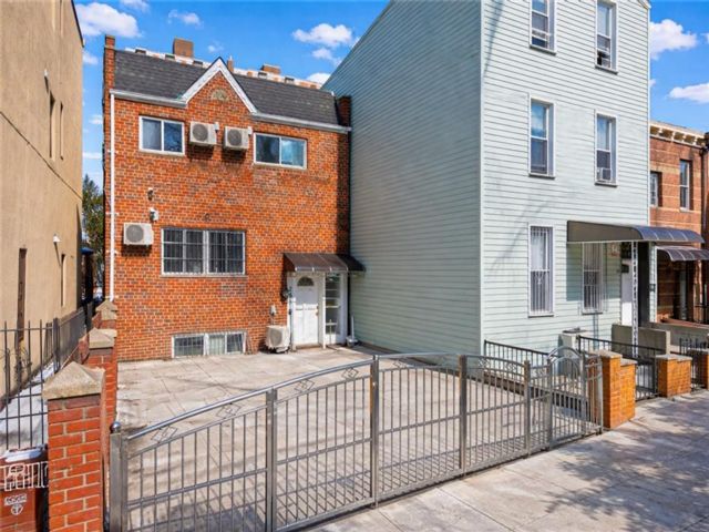  5 BR,  3.00 BTH &nbsp;Multi-family style home in Bay Ridge