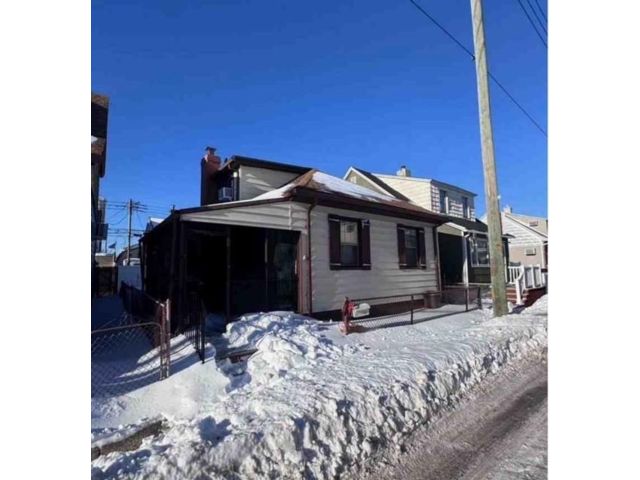  6 BR,  3.00 BTH &nbsp;Multi-family style home in Sheepshead Bay