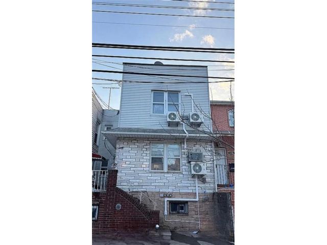  5 BR,  3.00 BTH &nbsp;Multi-family style home in Canarsie