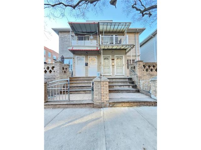  4 BR,  3.00 BTH &nbsp;Multi-family style home in Bensonhurst