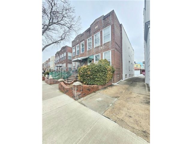 3 BR,  2.00 BTH &nbsp;Single family style home in Bensonhurst