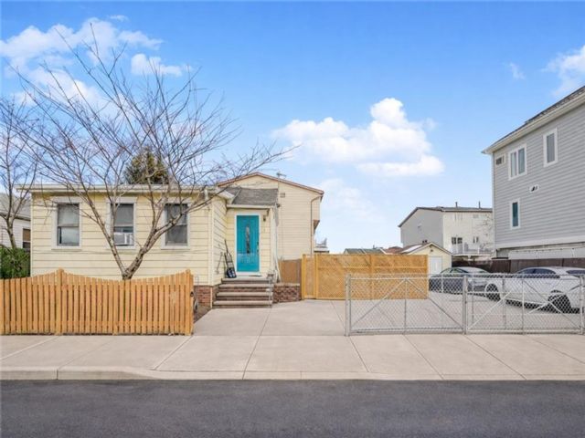  2 BR,  1.00 BTH &nbsp;Single family style home in Oakwood/New Dorp Beach