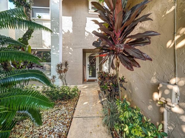  4 BR,  2.50 BTH &nbsp; style home in Plantation