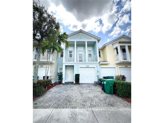  4 BR,  3.00 BTH &nbsp;Townhouse style home in Medley