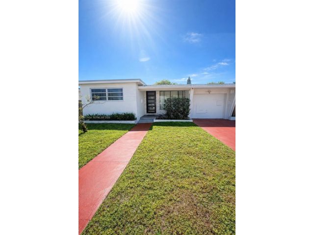  4 BR,  3.00 BTH &nbsp; style home in Hollywood