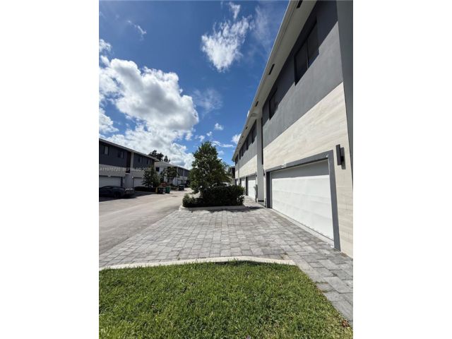  4 BR,  2.50 BTH &nbsp; style home in Dania