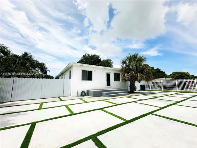  2 BR,  1.00 BTH &nbsp; style home in Miami