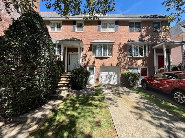  4 BR,  3.00 BTH &nbsp;Single family style home in Bay Ridge