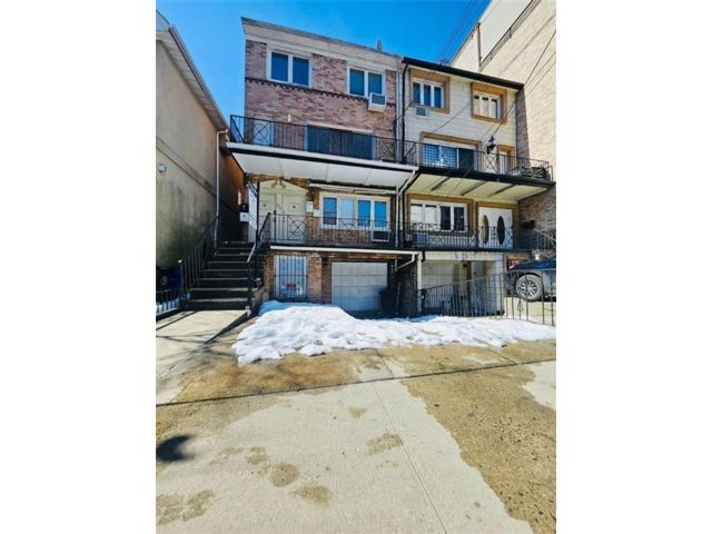  6 BR,  4.50 BTH &nbsp;Multi-family style home in Homecrest