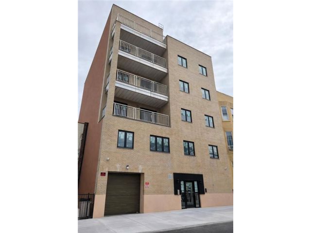  3 BR,  2.00 BTH &nbsp;Condominium style home in Coney Island