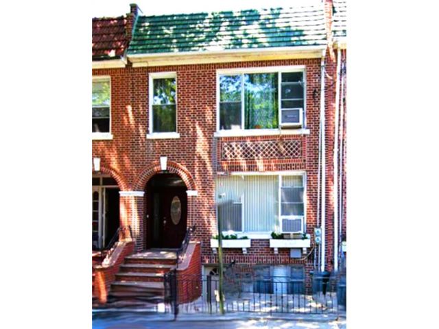  4 BR,  0.00 BTH &nbsp;Multi-family style home in Bensonhurst