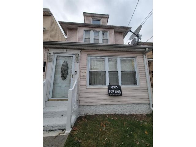  3 BR,  3.00 BTH &nbsp;Single family style home in Jamaica