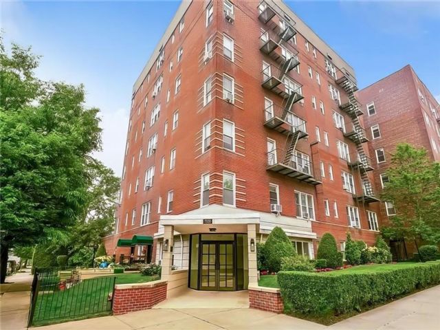  1 BR,  1.00 BTH &nbsp;Co-op style home in Bay Ridge