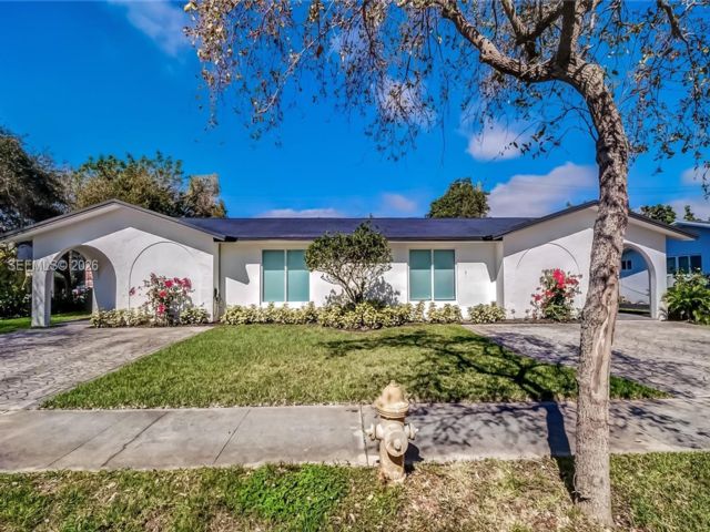  3 BR,  2.00 BTH &nbsp;Custom style home in Pinecrest