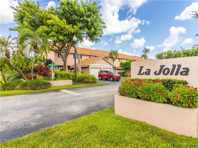  3 BR,  2.50 BTH &nbsp;Townhouse style home in Kendall