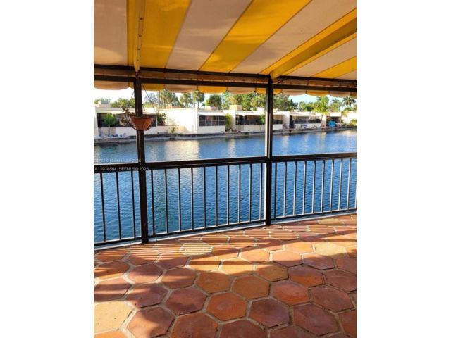  3 BR,  2.00 BTH &nbsp;Townhouse style home in Hialeah