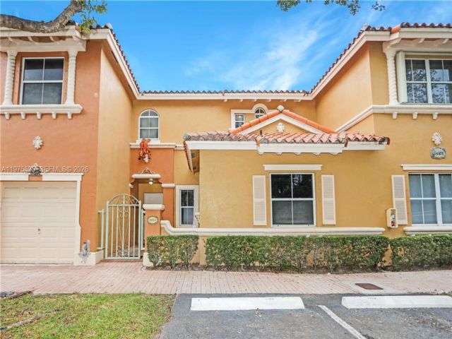  3 BR,  3.00 BTH &nbsp;Townhouse style home in Hialeah