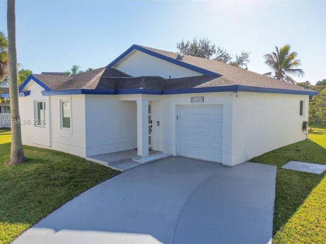  3 BR,  2.00 BTH &nbsp;Custom style home in Miami