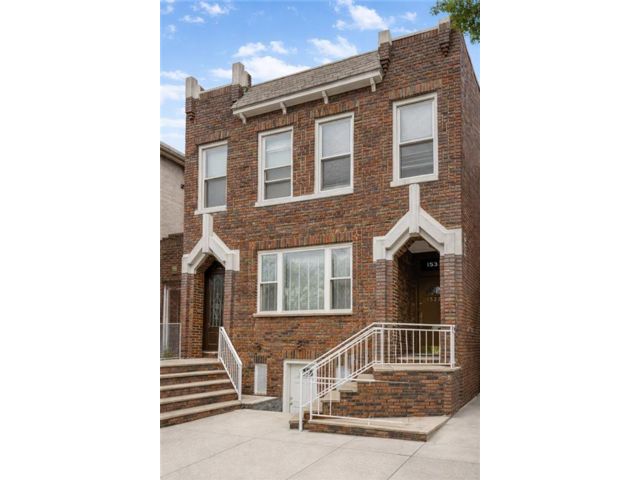  7 BR,  0.00 BTH &nbsp;Multi-family style home in Gravesend