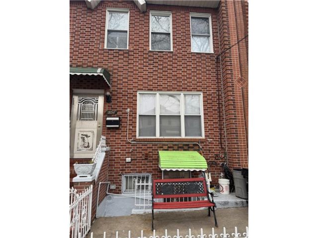 Studio,  0.00 BTH &nbsp;Multi-family style home in Gravesend