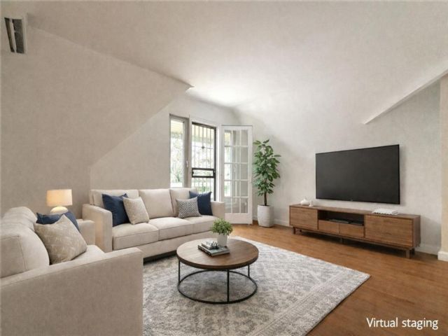  2 BR,  1.00 BTH &nbsp;Multi-family style home in Bayside