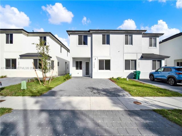  5 BR,  4.00 BTH &nbsp;Townhouse style home in Miami