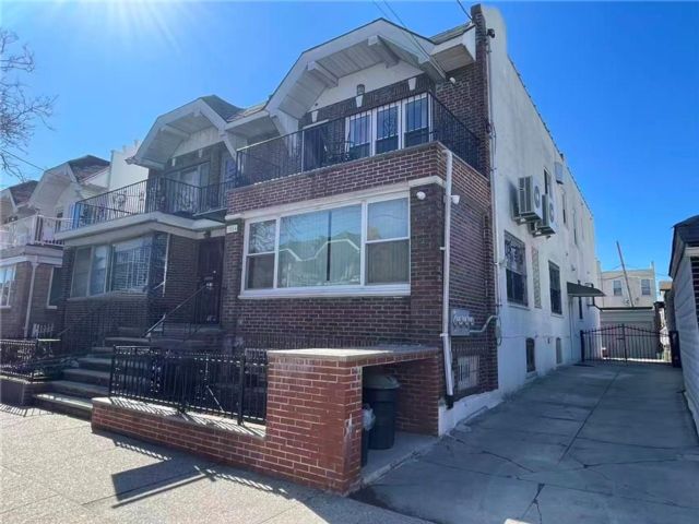  6 BR,  0.00 BTH &nbsp;Multi-family style home in Bensonhurst