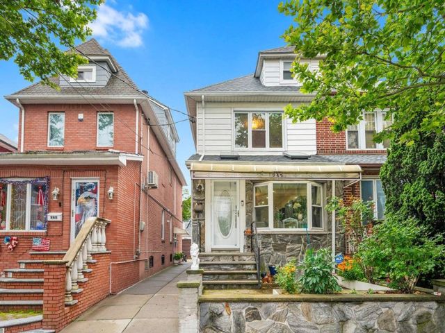  3 BR,  3.00 BTH &nbsp;Single family style home in Bensonhurst