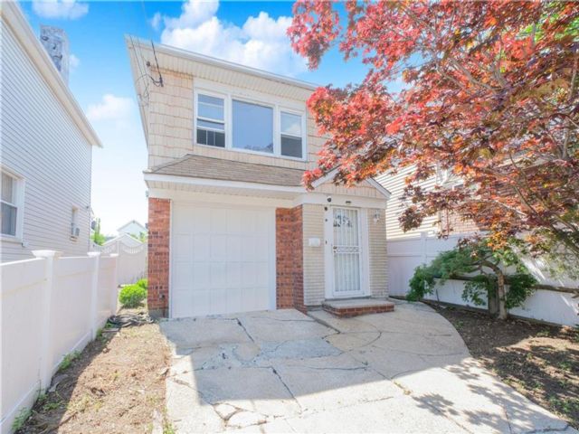  3 BR,  2.00 BTH &nbsp;Single family style home in Old Mill Basin