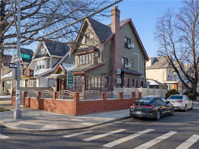  6 BR,  3.00 BTH &nbsp;Single family style home in Midwood