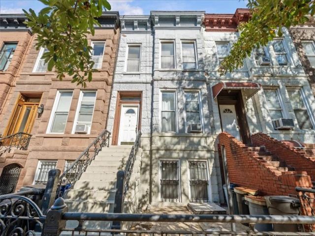  3 BR,  0.00 BTH &nbsp;Multi-family style home in Ocean Hill