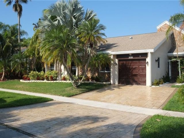  4 BR,  3.50 BTH &nbsp;European style home in Weston