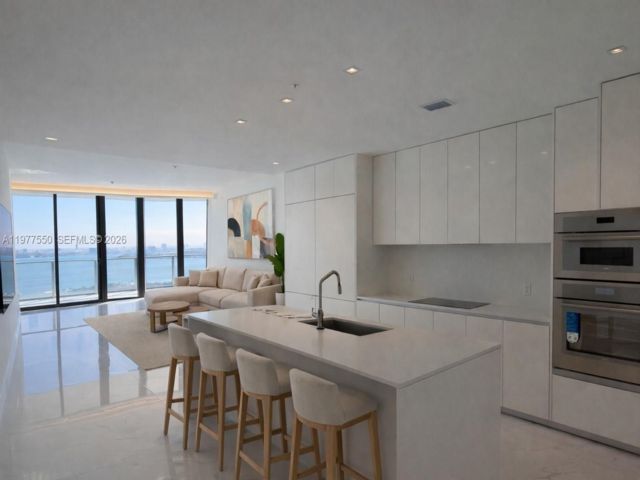  3 BR,  3.50 BTH &nbsp;Condo style home in Miami