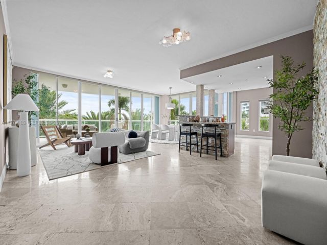  3 BR,  3.50 BTH &nbsp;Condo style home in Miami