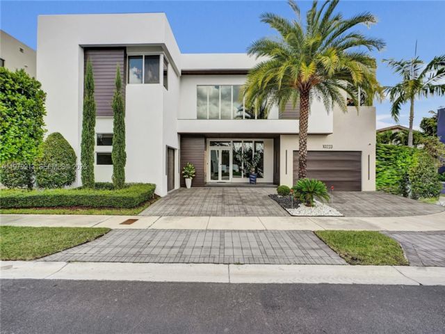  5 BR,  5.50 BTH &nbsp; style home in Medley