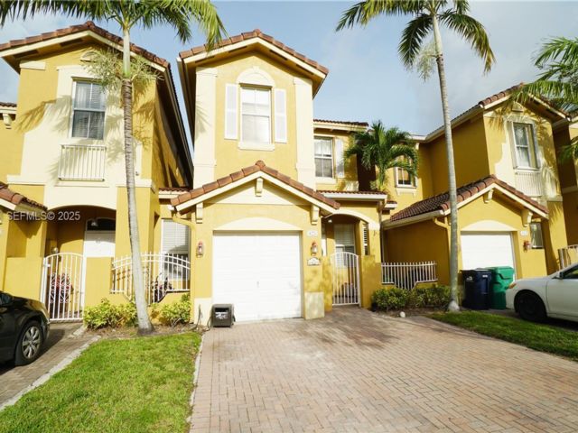  3 BR,  2.50 BTH &nbsp;Townhouse style home in West Miami