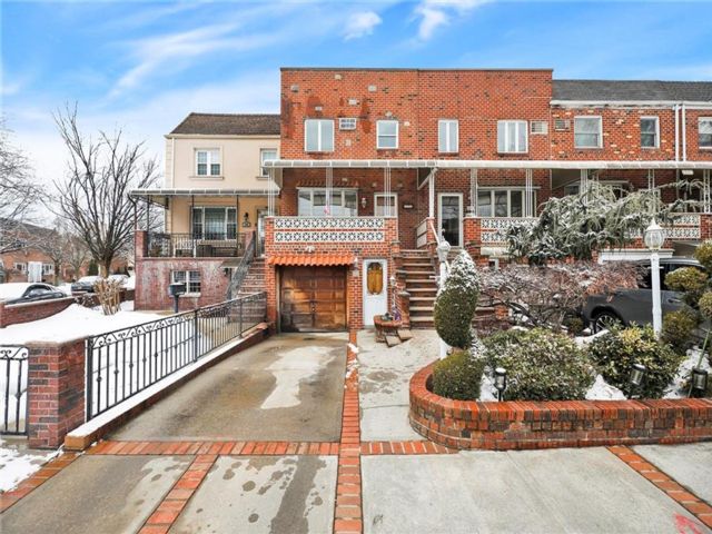  3 BR,  3.00 BTH &nbsp;Multi-family style home in Bensonhurst