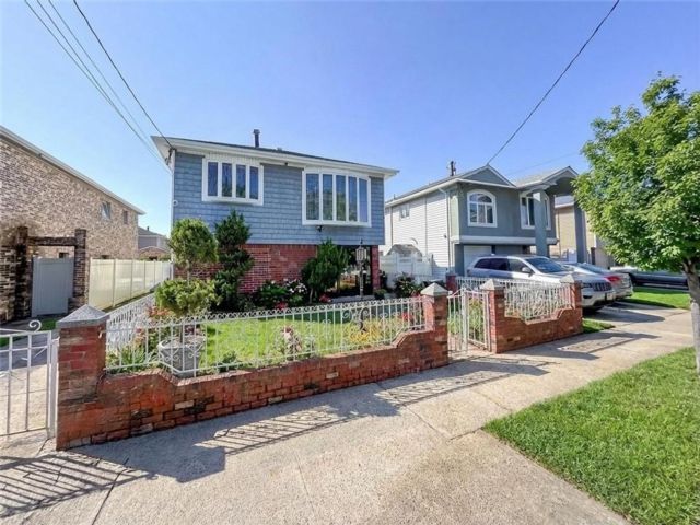  4 BR,  3.00 BTH &nbsp;Single family style home in Howard Beach