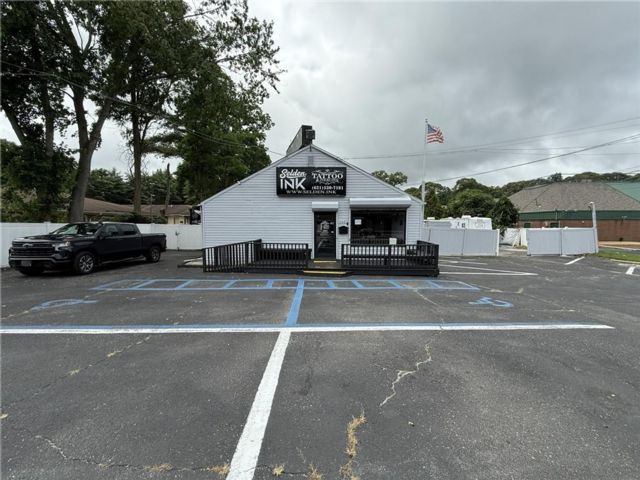 Studio,  0.00 BTH &nbsp;Commercial style home in Selden