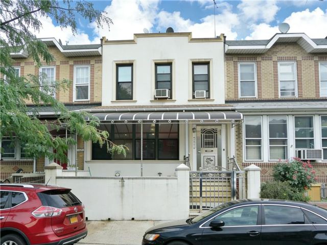  3 BR,  3.00 BTH &nbsp;Single family style home in Bay Ridge