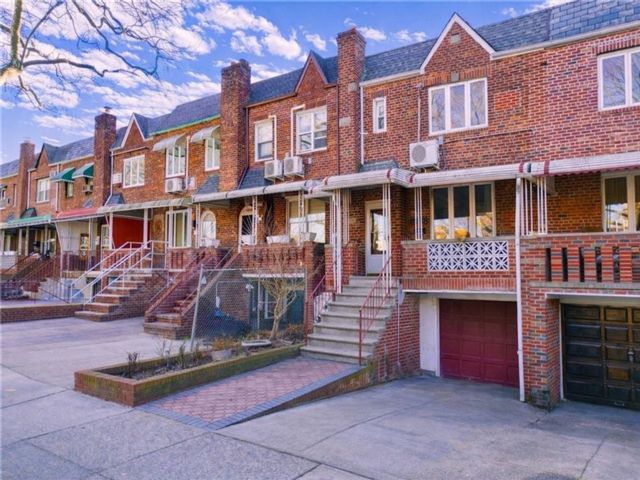  4 BR,  3.00 BTH &nbsp;Single family style home in Sheepshead Bay